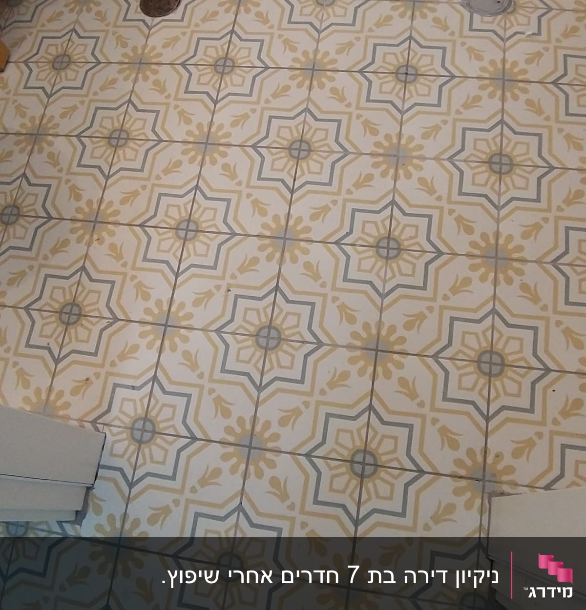 רצפה עם אריחים מעוצבים וניקוז